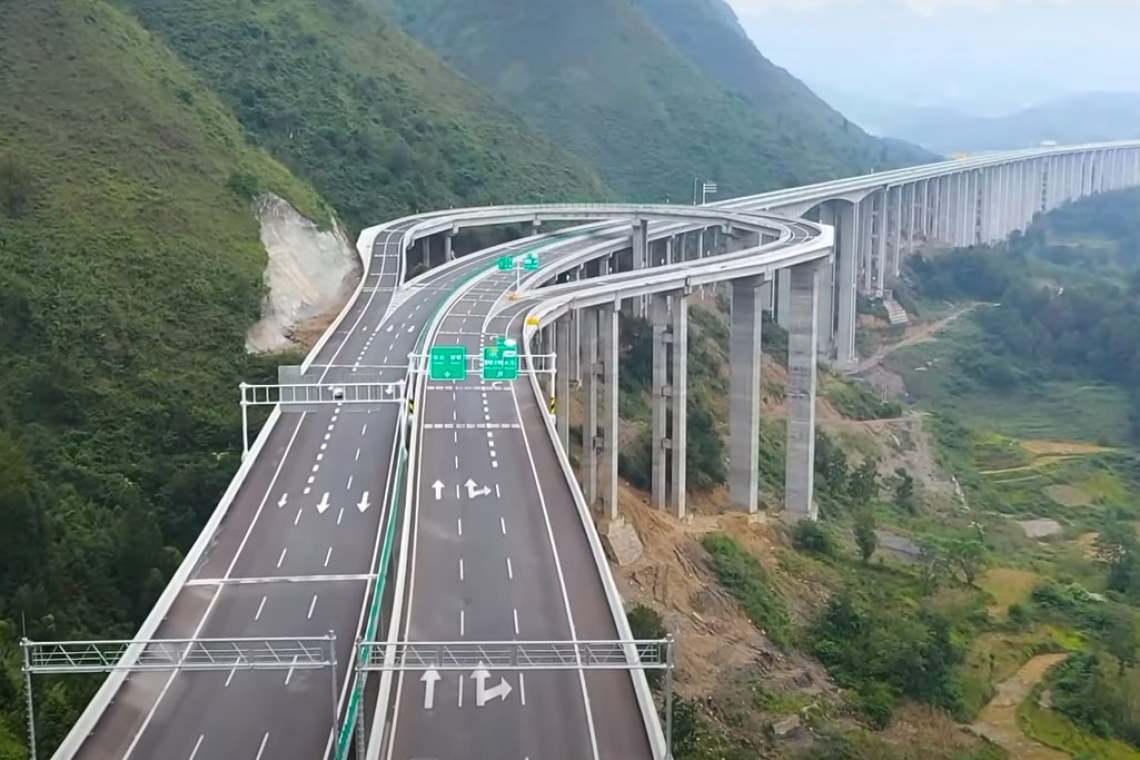 Autostrada cu bandă de întoarcere în munți, pentru șoferii care au greșit drumul! Video