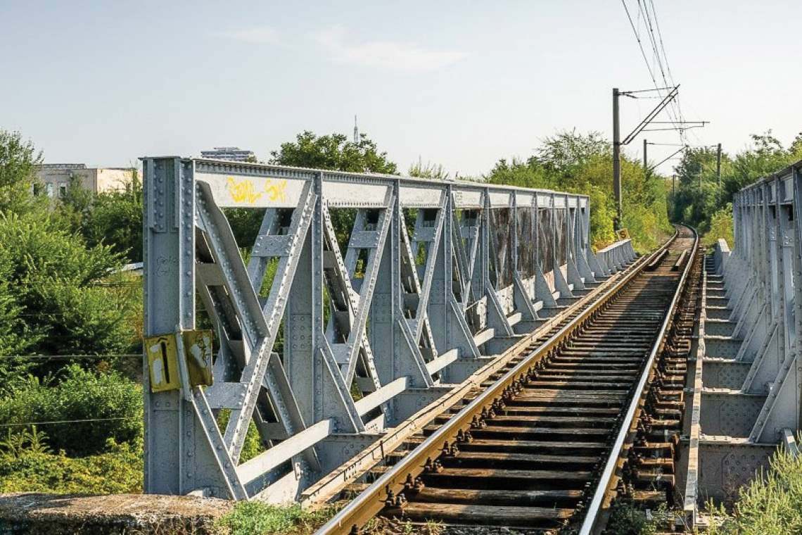 Pod feroviar peste Teleajen, avariat de o autobasculantă. Circulația trenurilor s-a întrerupt