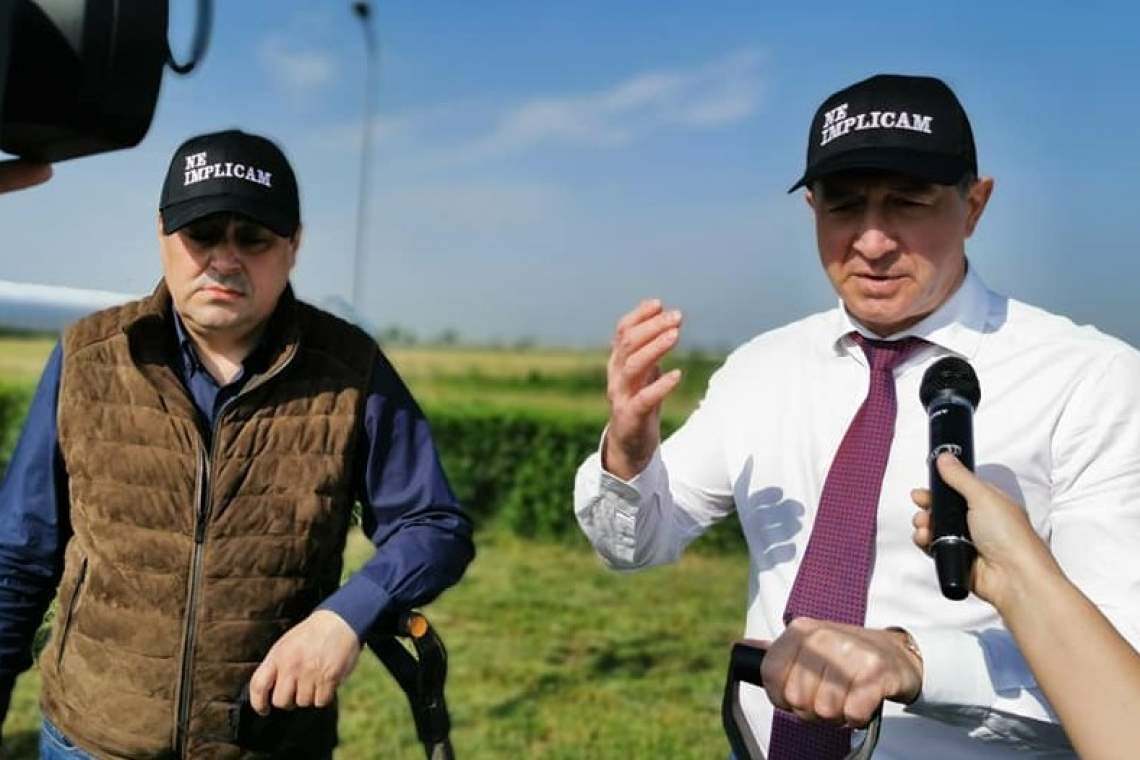 Primarul Volosevici, cot la cot cu șeful rafinăriei Petrotel-Lukoil, la o “activitate ecologică”