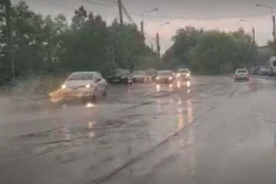 Video/Capcanele morții, sub ape, pe strada Mihai Bravu din Ploiești! 