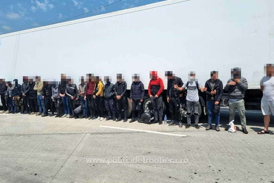 21 de migranți, găsiți într-un TIR cu pepeni, la intrarea în România