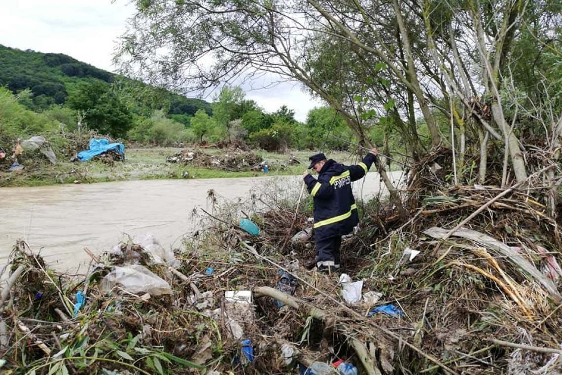 Update/Pompierii caută un bărbat luat de viitură, în Adunați