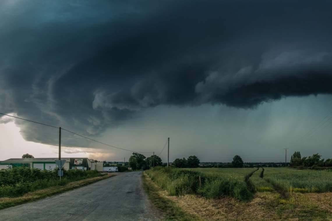 Localități din sudul Prahovei, vestite pentru solarii, sub atenționare Cod galben de vijelii