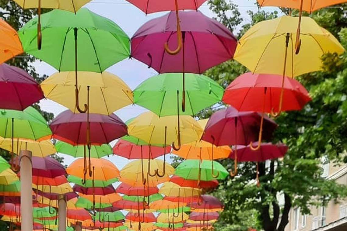 Cât credeți că au costat umbrelele colorate din centrul Ploieștiului?