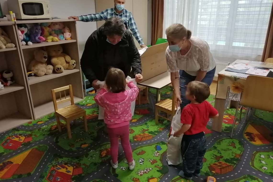 Micuții din centrele de plasament prahovene au primit dulciuri și sucuri de Ziua Copilului