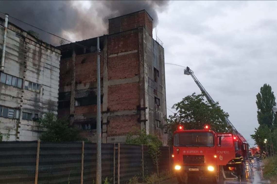 Pompierii militari prahoveni se luptă de peste 16 ore cu incendiul de la Brazi
