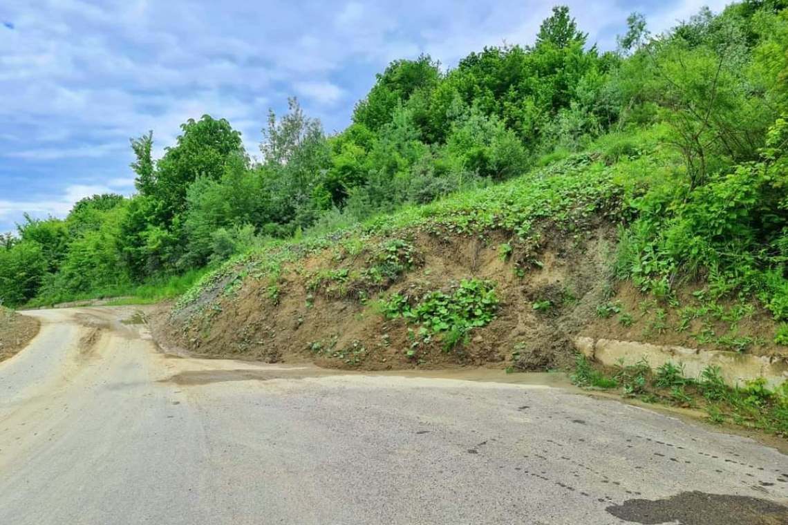 Un deal s-a prăvălit peste un drum județean care leagă Brebu de Pietriceaua