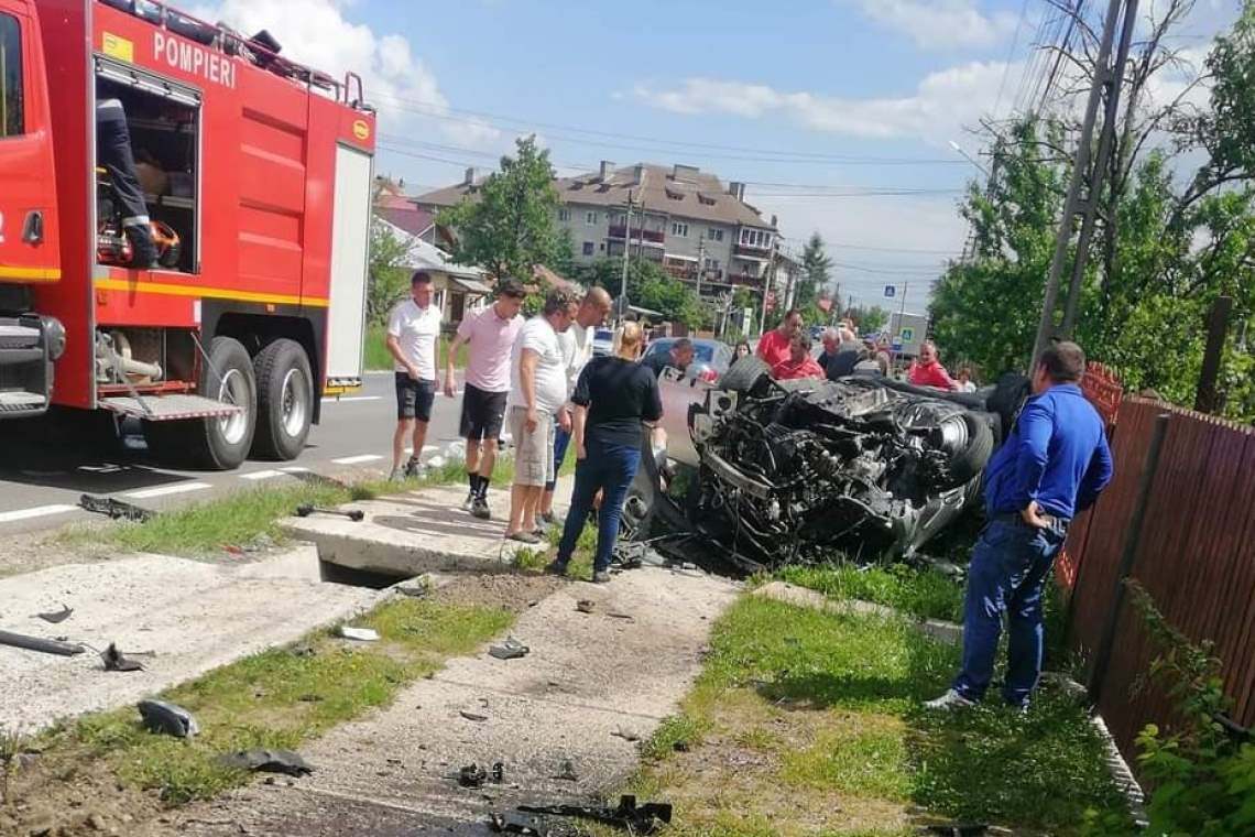 Accident cumplit la Măneciu. O mașină s-a făcut praf, după ce s-a răsturnat pe DN1A - Update