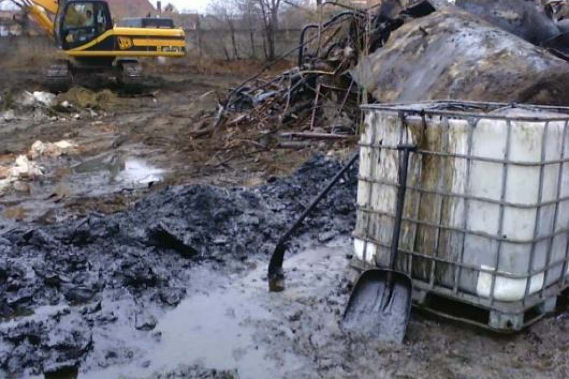 O firmă acuzată că depozita reziduuri petroliere în incinta UM Plopeni și în pădurea Plopeni, trimisă în judecată