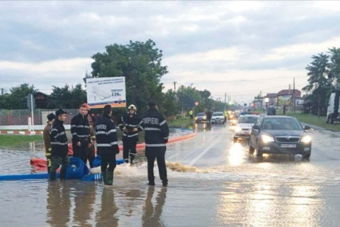 Inundații în mai multe localități din Prahova. Pompierii vin în sprijinul populației
