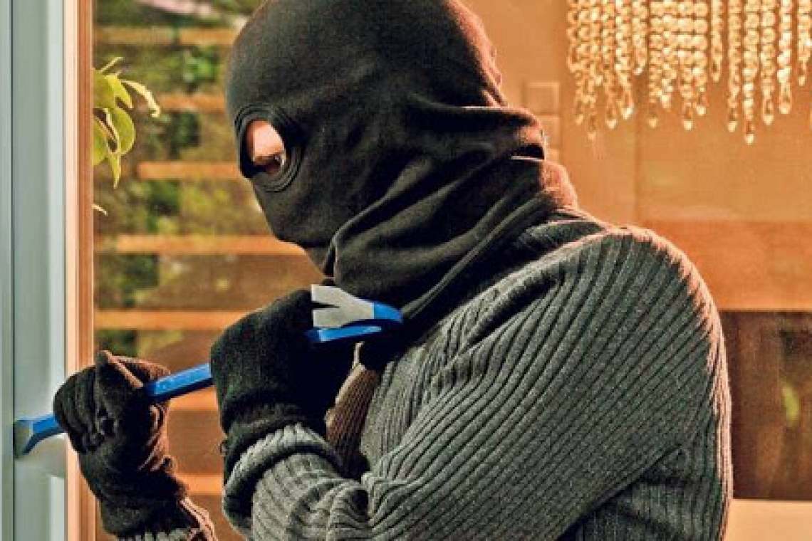 Bărbat reținut după ce a furat dintr-o biserică din Sinaia