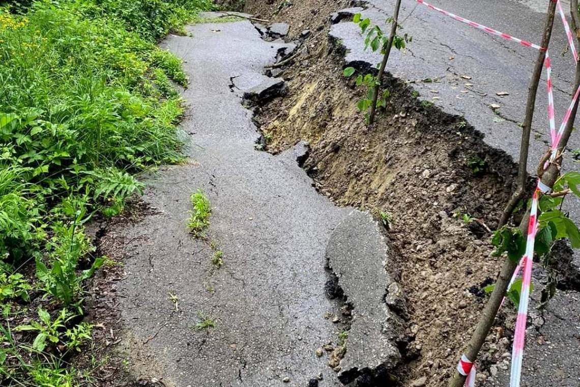 Drum județean, rupt după o alunecare de teren