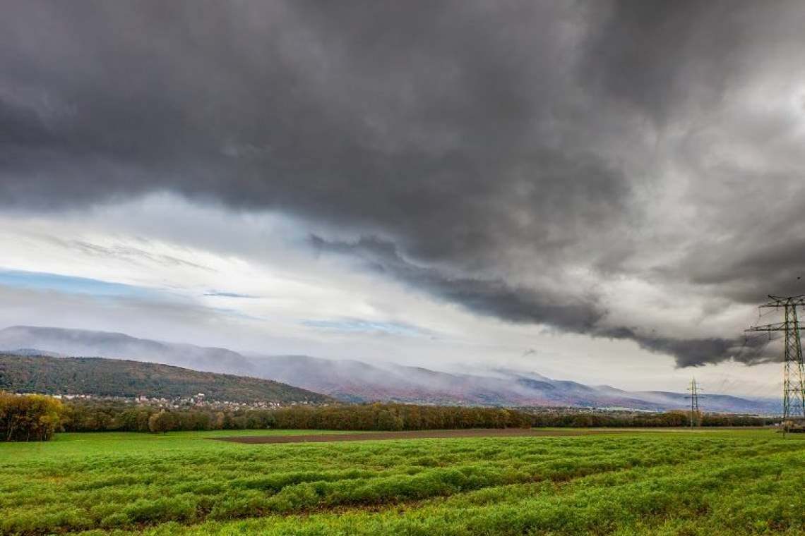 Cod portocaliu de ploi torențiale pentru localități din jumătatea de nord a Prahovei