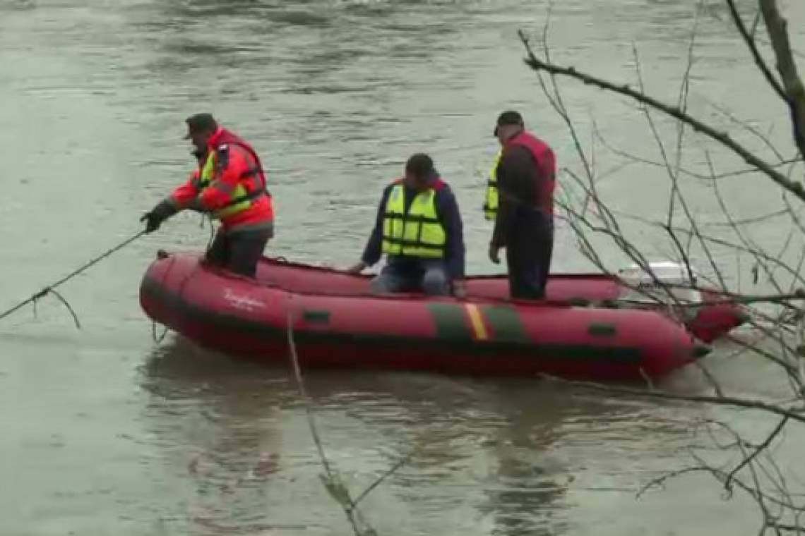Un băiat de 14 ani, căutat de pompieri pe o baltă din Gura Vitioarei 