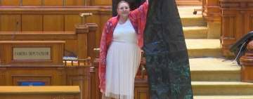 Diana Șoșoacă a venit cu un sac pentru cadavre în plenul Parlamentului