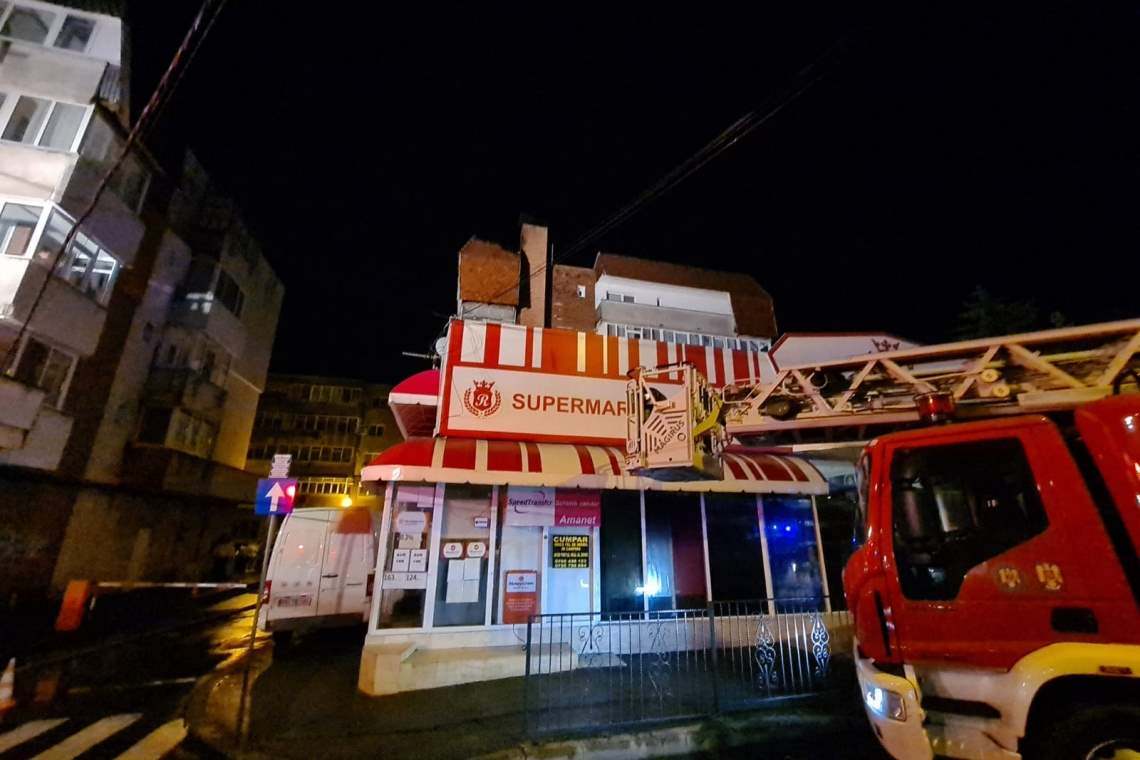 Trăsnetul, posibila cauză a incendiului de la blocul din Câmpina