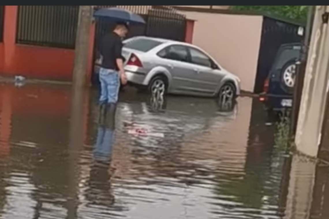 Video/Dezastru într-un cartier al Ploieștiului, după ploaia torențială