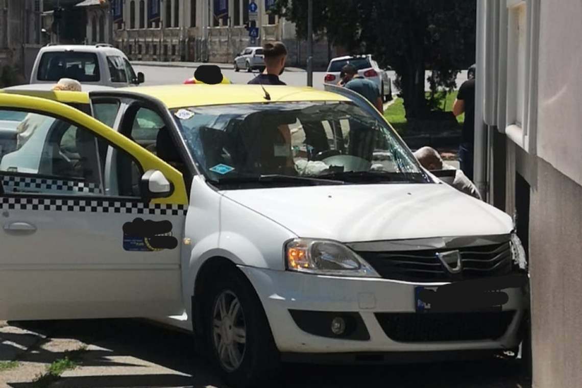 Șoferul de taxi și un pasager au ajuns la spital, după accidentul din centrul Ploieștiului