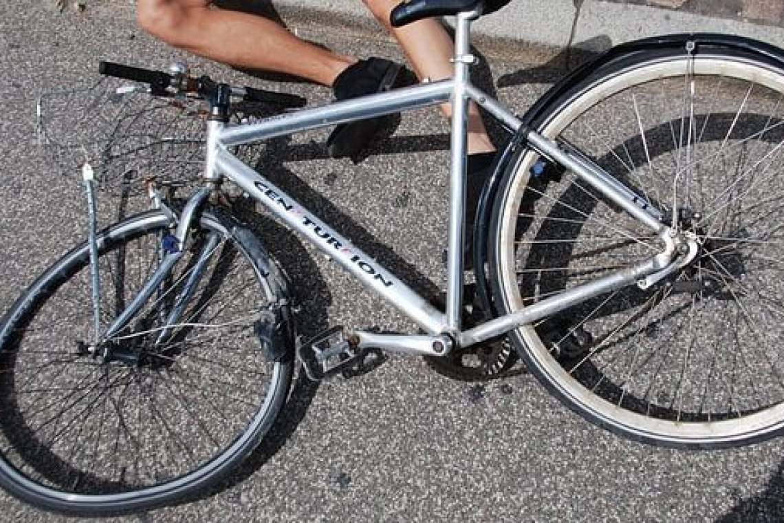 Doi prahoveni au ajuns la spital, cu traumatisme grave, după ce au căzut cu bicicletele!