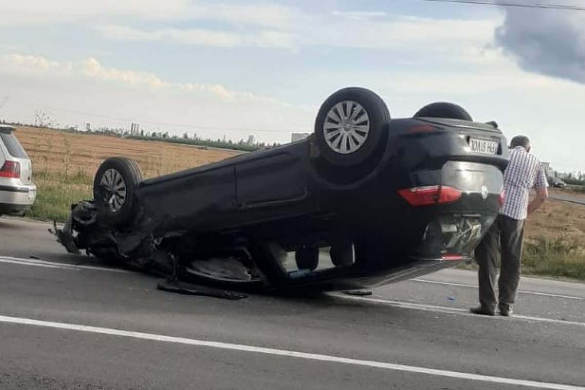 Un autoturism s-a răsturnat pe DN1, la ieșirea din Păulești/ Update