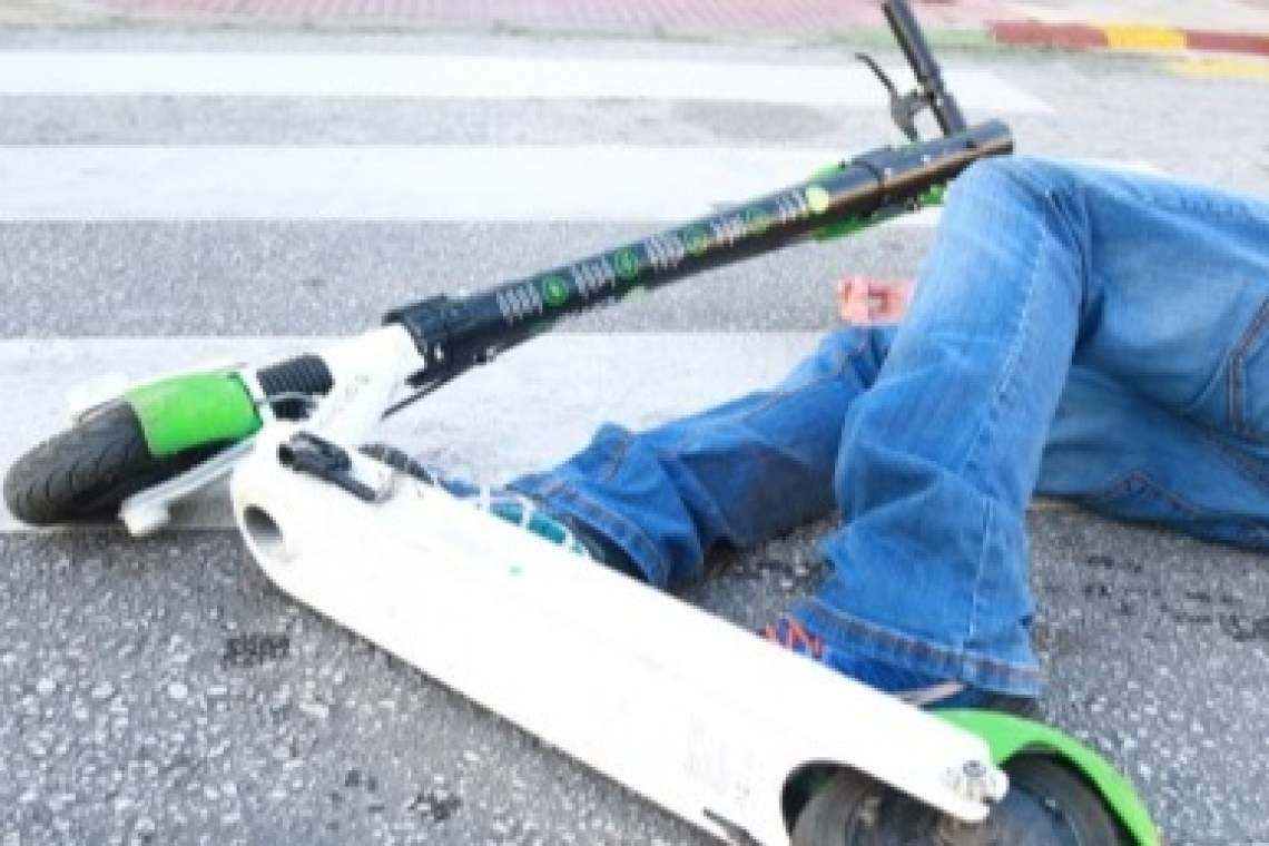 Am văzut-o și pe asta! Băut, un om în toată firea a căzut cu trotineta! 