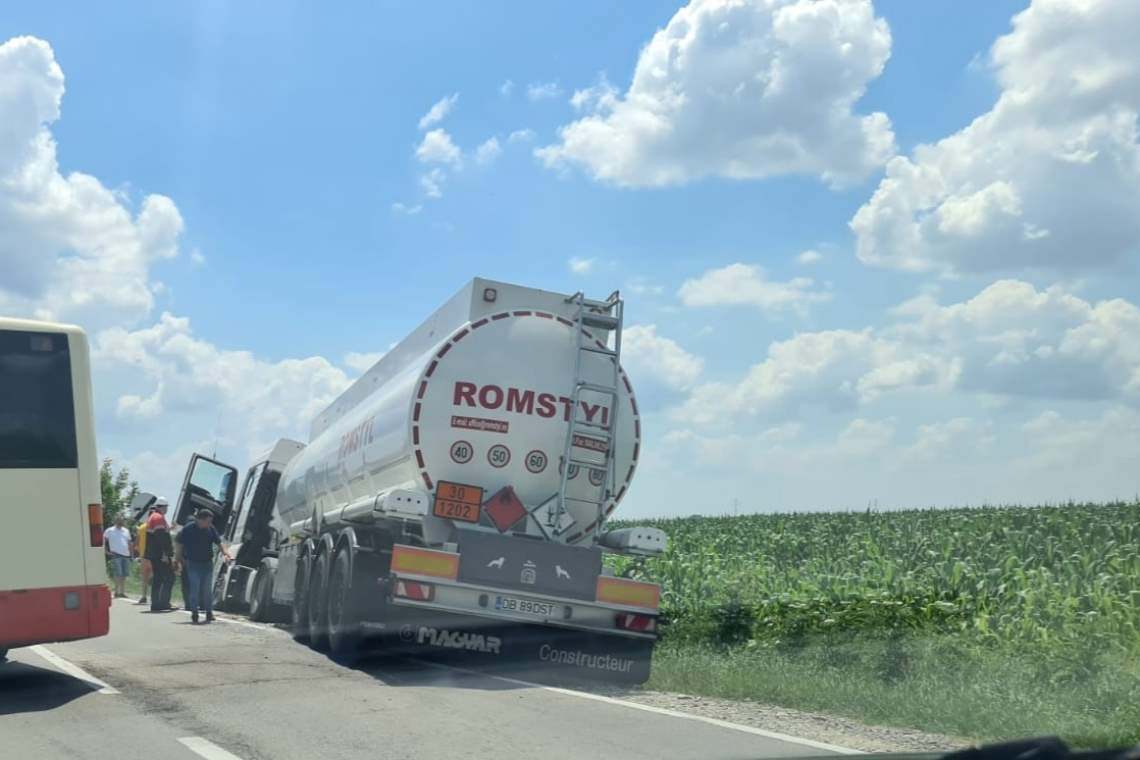 O autocisternă a ieșit de pe carosabil, pe Centura de Est, la Moara Nouă 