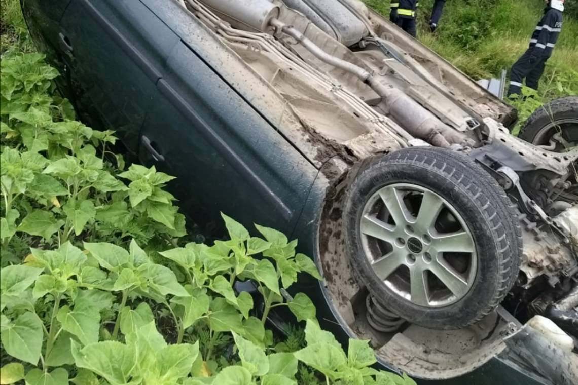Mașină răsturnată în râpă, la Azuga