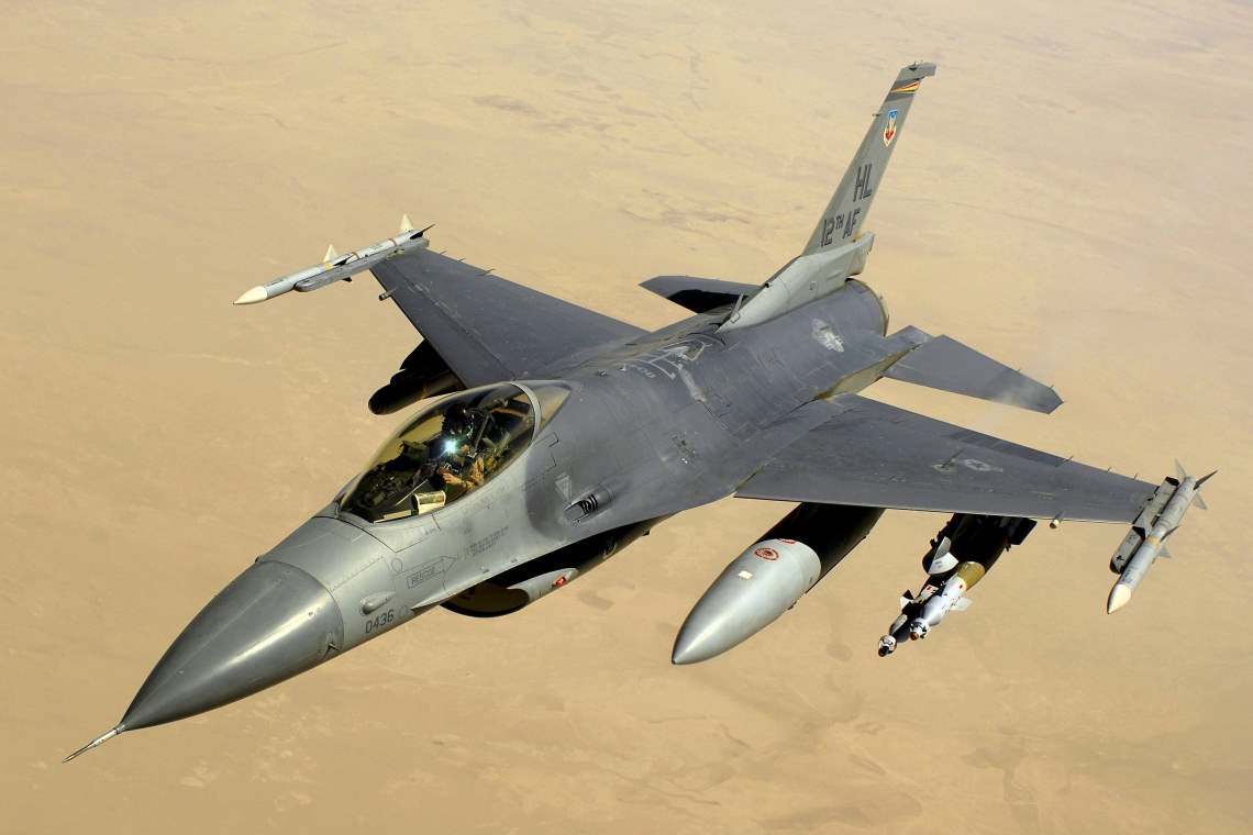 Un avion F16 și-a pierdut mai multe piese, în timpul unui zbor de antrenament!