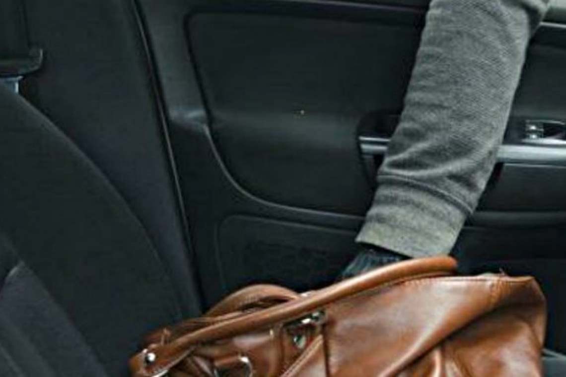 Hoț minor, prins după ce a furat un portofel dintr-o mașină, la Mizil