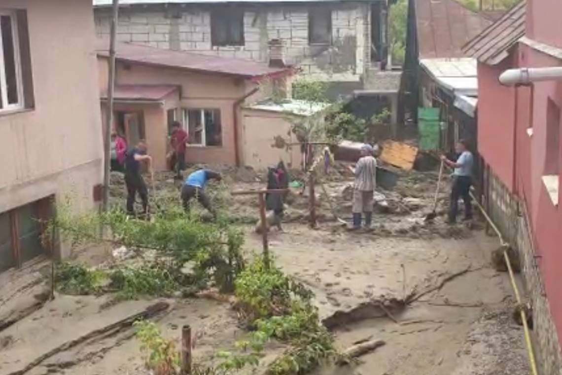Video/ Jandarmii și pompierii ridică diguri din saci cu nisip în gospodăriile din Bușteni