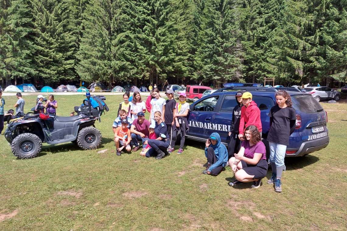 Copiii din tabăra Lac de Verde - Breaza și cercetașii de la Cheia, “instruiți” de jandarmi