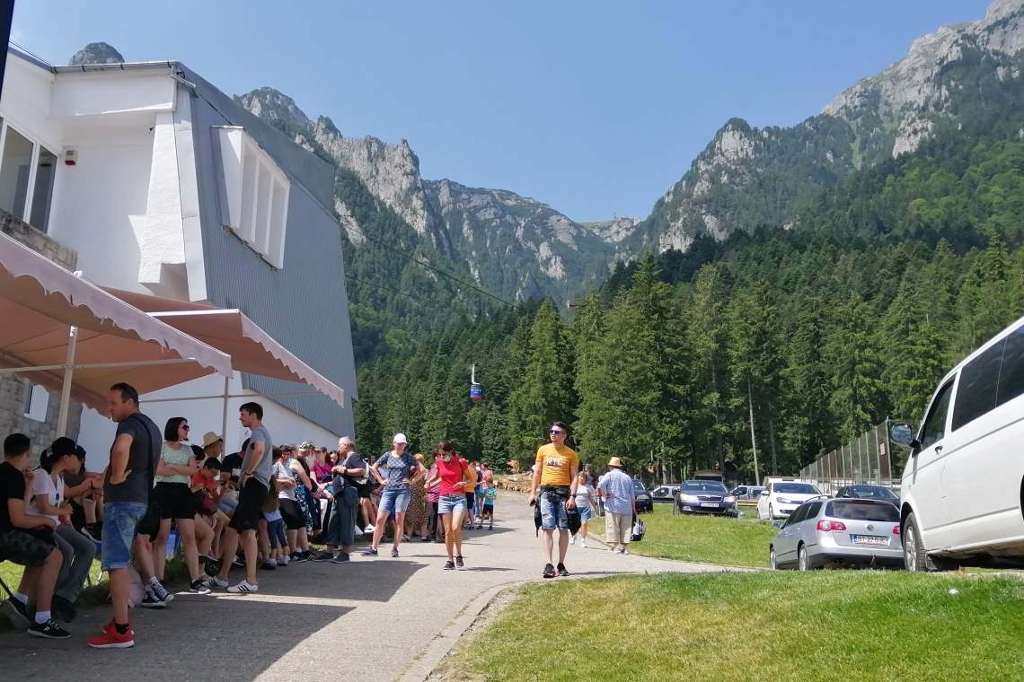 Coadă la telecabină, în Bușteni. Vremea frumoasă îi atrage pe turiști pe Platoul Bucegilor