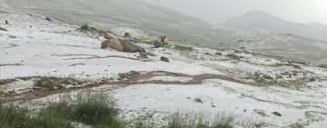 Grindină și viituri în Bucegi! Ce fac turiștii în șlapi pe o vreme ca asta? 