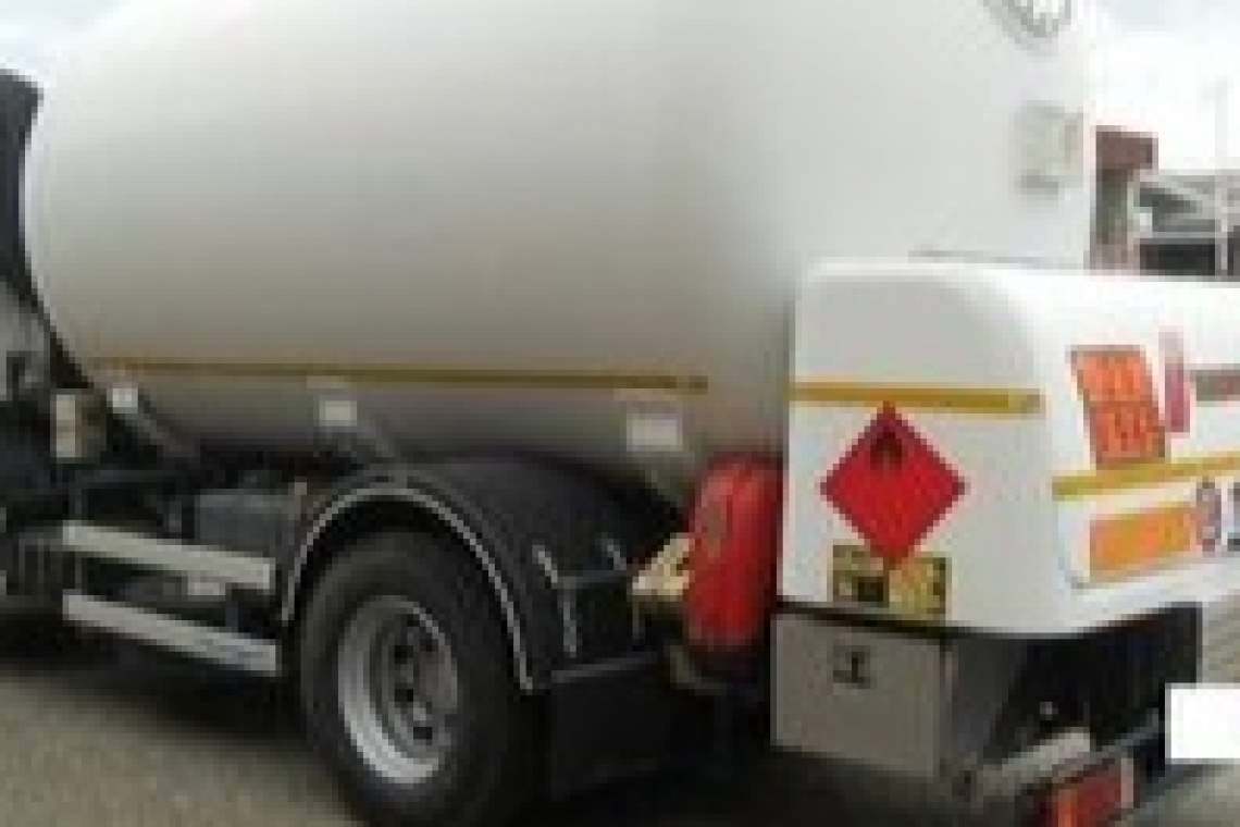 Cisternă cu GPL, implicată într-un accident rutier, pe DN1B