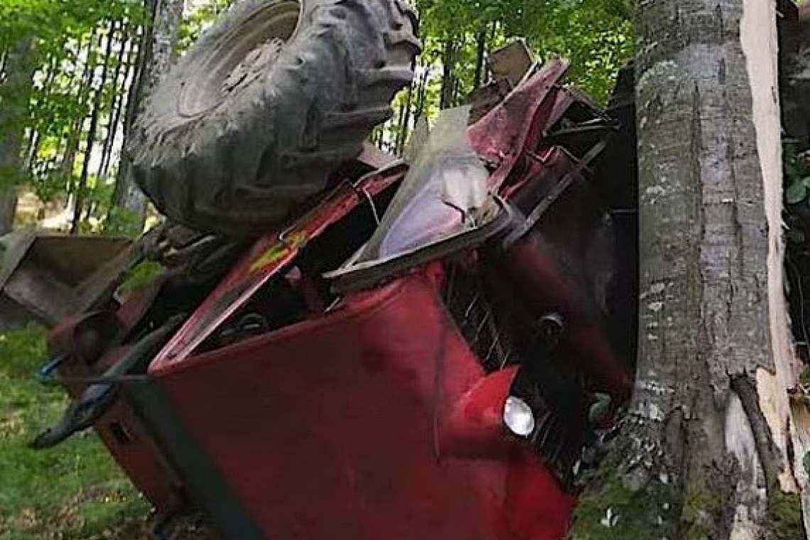 Un tractor forestier s-a răsturnat peste un bărbat, la Comarnic