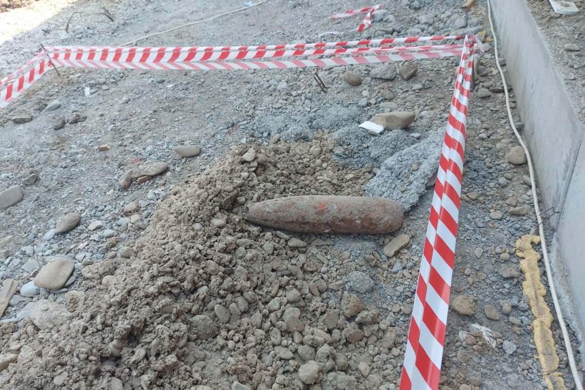 Proiectil găsit în curtea Upetrom Ploiești. Pompierii intervin pentru preluarea muniției