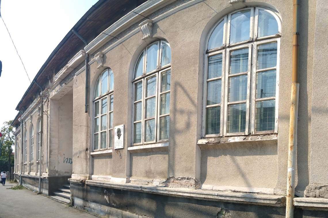 Aproape un milion de euro, puși la bătaie pentru refacerea unei clădiri-simbol a Ploieștiului! Ce personalitate a învățat în acest imobil