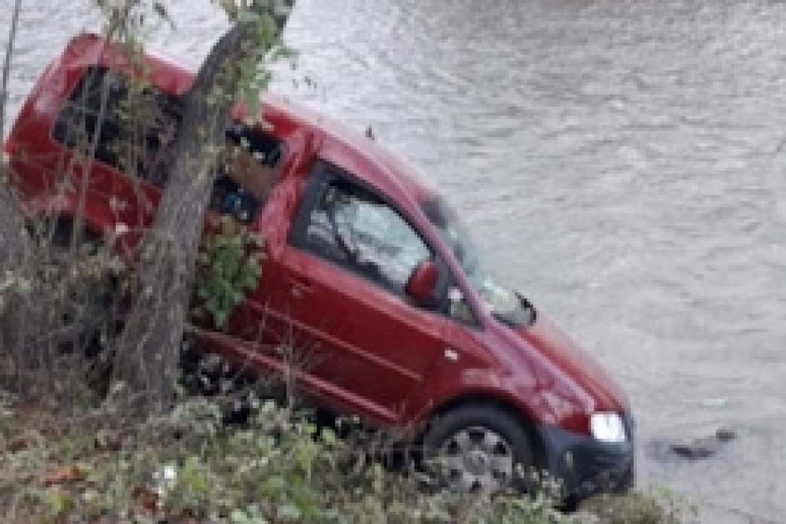 Au rămas suspendați cu mașina în apropierea albiei râului Prahova! 