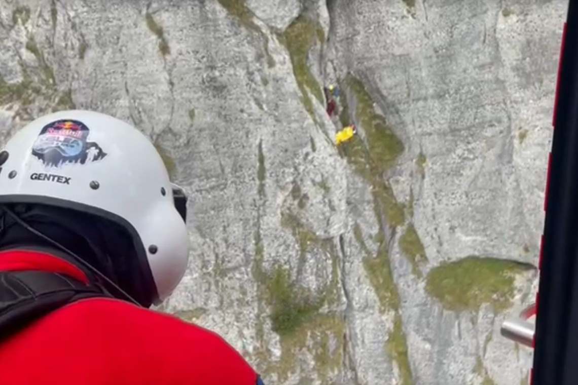 Video/ Imagini impresionante de la acțiunea de salvare a alpinistului rănit grav în Bucegi