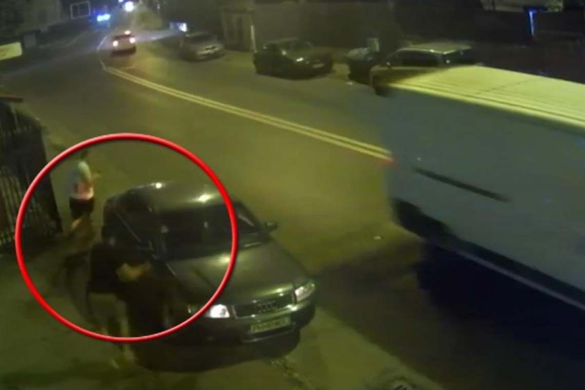 Un client al unei săli de jocuri a spart cu un topor geamurile mașinii unei angajate. Acum este cercetat de polițiști