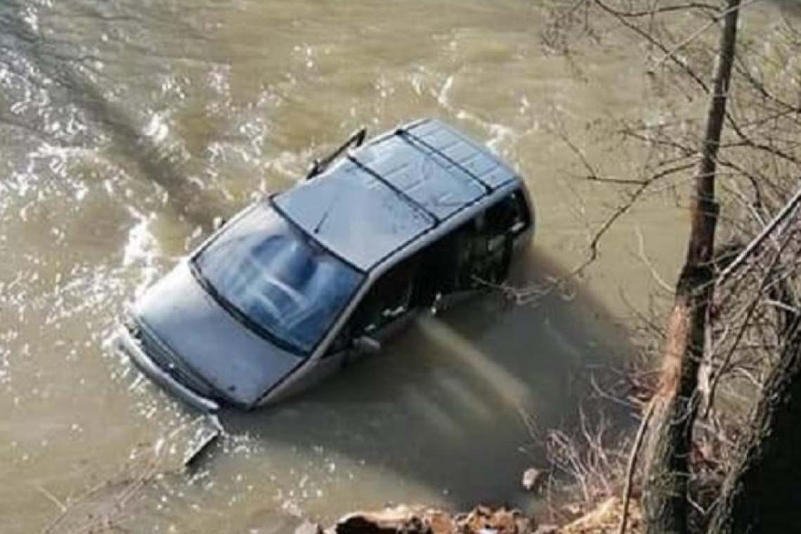 O mașină a ajuns în râul Prahova, după ce a părăsit DN1, la Nistorești