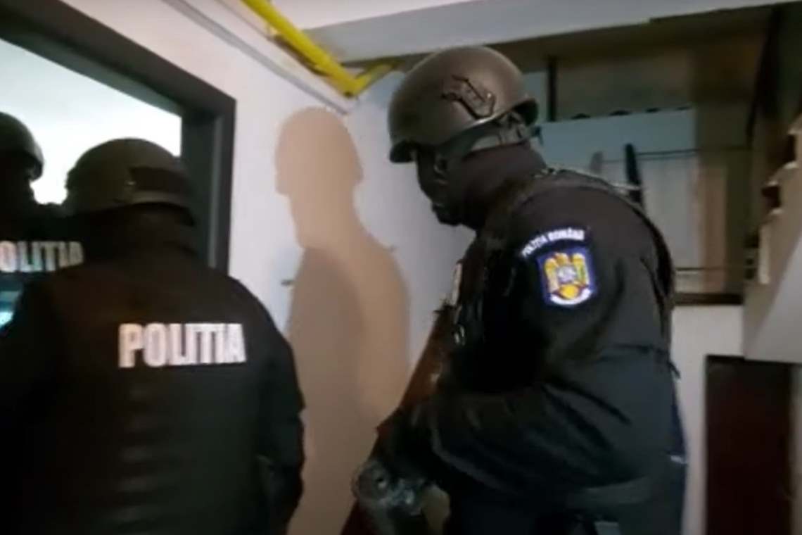 Video/ Zeci de percheziții la falsificatori de certificate de vaccinare! Suspecții sunt angajații unei primării
