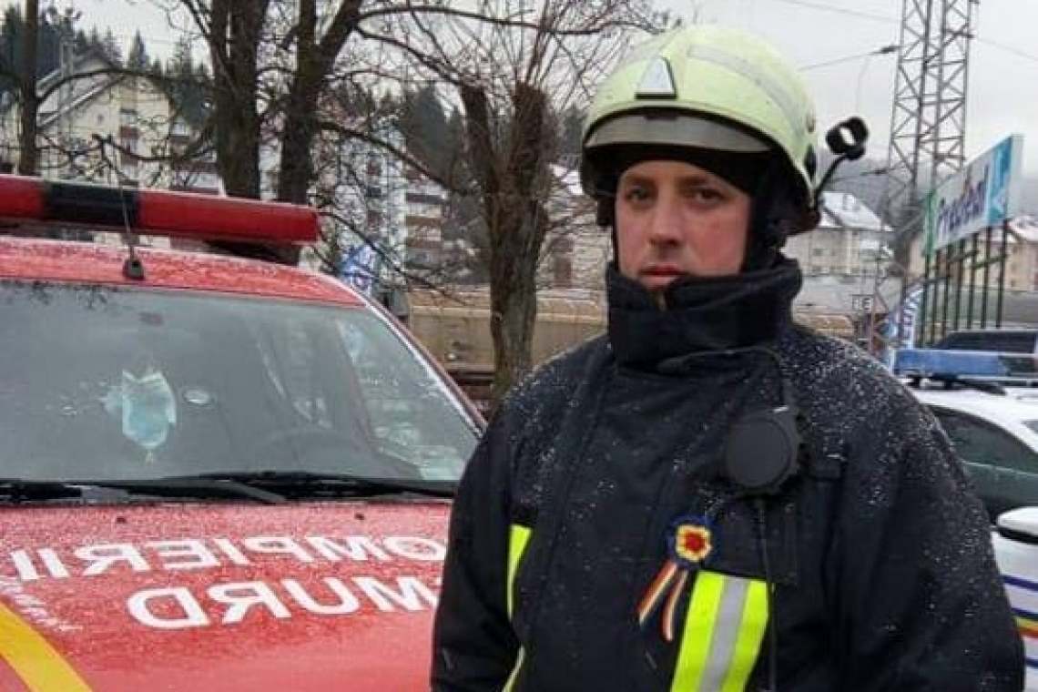 Prahoveanul Florin Arhire, pompier la ISU Brașov, a salvat dintr-un incendiu o bătrână imobilizată la pat