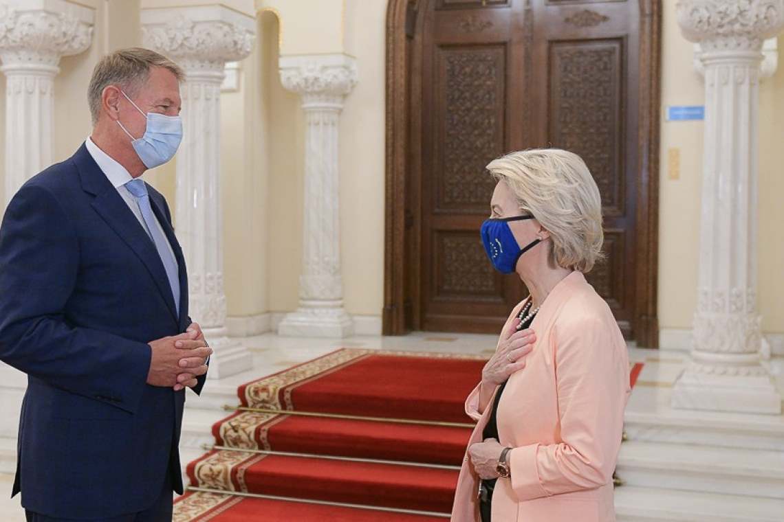 Iohannis și Cîțu, cu Ursula la plimbare, de la un palat la altul! Noi cu ce ne alegem?