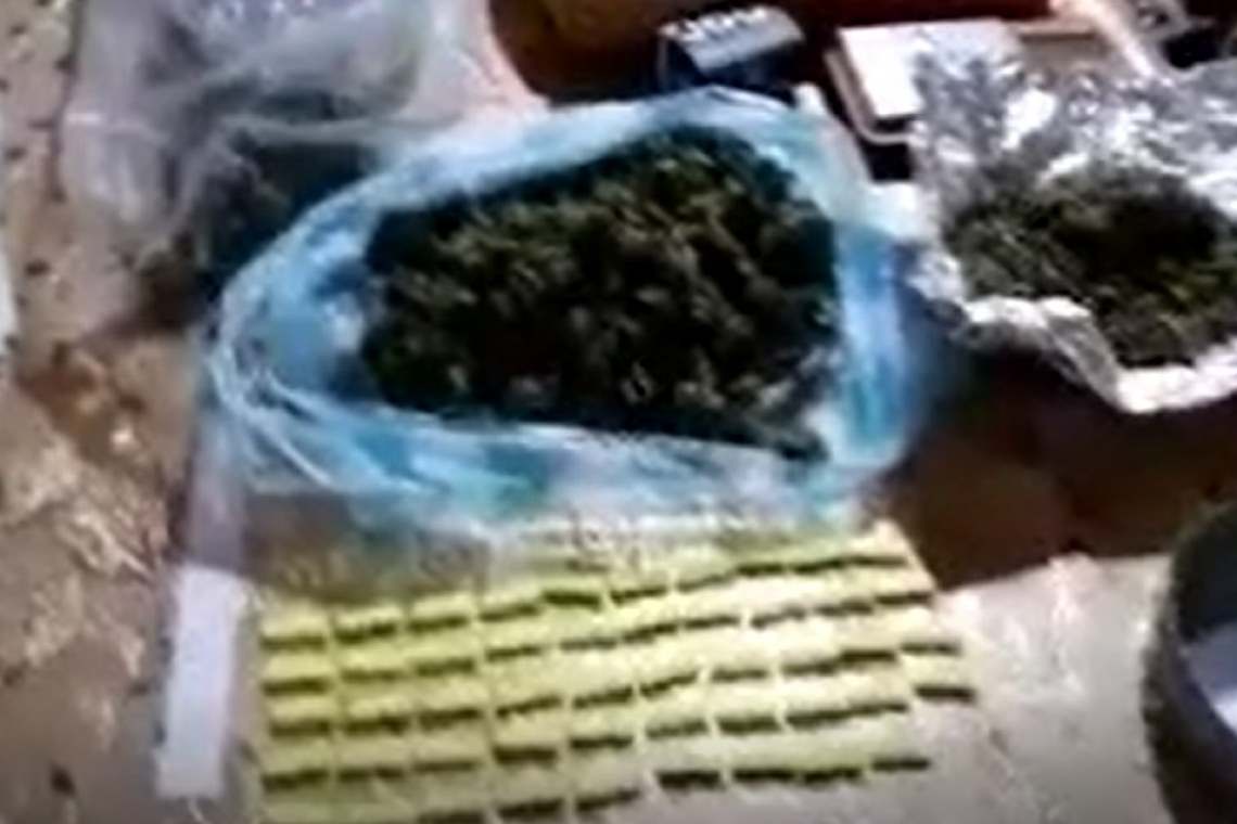 Video/Traficanți de droguri care “aprovizionau“ zeci de consumatori din Prahova, “călcați“ de procurorii DIICOT și polițiștii BCCO