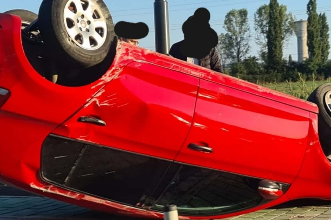 O mașină s-a răsturnat pe DN1, la Comarnic