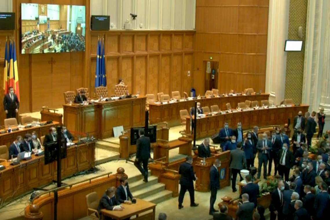 În Parlament, se votează la vedere moțiunea de cenzură împotriva Guvernului