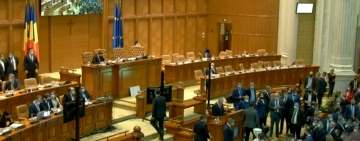 În Parlament, se votează la vedere moțiunea de cenzură împotriva Guvernului