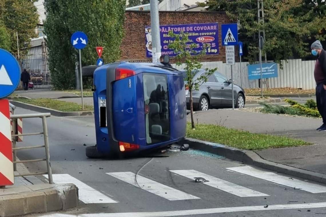 Accident pe Șoseaua Vestului din Ploiești. O mașină s-a răsturnat pe o parte