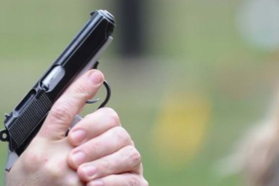 Un tânăr din Berceni, condamnat pentru lovire, a fost prins cu focuri de armă de polițiști